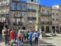 Turistas en la plaza de Cervantes, en el casco histórico de Compostela
