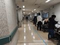 Uno de los pasillos del CHUS, con varios enfermos en camillas esperando a ser atendidos