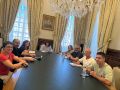 El Concello reafirma su compromiso con el rural y moviliza más de 1,2 millones en inversiones para 2026 La alcaldesa de Santiago, Goretti Sanmartín, presidió la reunión con FERUSA para abordar las inversiones en el rural