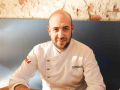 Rodrigo Seoane regresou a Galicia tras catorce anos en hoteis de cinco estrelas nas Baleares e actualmente é o xefe de cociña de Artesana Gastrobar