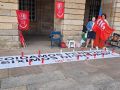 Las trabajadoras del SAF mantienen una vigilia ante el Concello para reclamar el pago de la paga extra 2026-06-29 vixilia_SAF_Compostela001