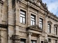 El rector de la USC confía en cerrar el acuerdo sobre la descentralización de Medicina antes de fin de año Fachada facultad medicina 2000pxb