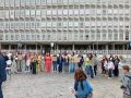 Familias y docentes del López Ferreiro recogen firmas para pedir refuerzos de apoyo educativo