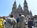 Santiago supera los 317.000 peregrinos en lo que va de año en pleno inicio de agosto Peregrinos turistas en la plaza del obradoiro