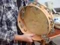 Febre polas foliadas: por que as pandeiretas seguen marcando o pulso de Galicia? No taller Sanín Percusión Tradicional fabrícanse pandeiretas e outros instrumentos que protagonizan o rexurdir da música tradicional galega
