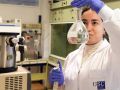 imagen archivo mujer usc en laboratorio