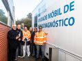 Gómez Caamaño, junto a responsables sanitarios, supervisa el funcionamiento de la unidad móvil de radiología de la área sanitaria de Santiago y Barbanza