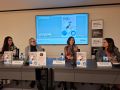 A autora María Quiroga, acompañada por Xosé M. Soutullo, Malores Villanueva e Fuencisla Cid, durante a presentación de 'Perder o norte' na sala de Ámbito Cultural de El Corte Inglés en Santiago