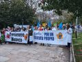 Profesionales sanitarios durante la huelga de ayer en Santiago