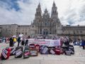 Familiares de fallecidos y heridos en el descarrilamiento del Alvia en la curva de A Grandeira llegan hasta la Plaza del Obradoiro tras una marcha de protesta, a 24 de julio de 2023