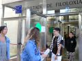 Cómo votar este miércoles en las elecciones al rectorado de la USC: horario, acceso y quién puede participar Estudiantes a las puertas de la Facultad de Filología de la USC