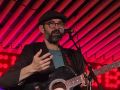 Reír bajo la lluvia: Pedro Herrero convierte un domingo gris en una catarsis colectiva El cómico Pedro Herrero interpreta una canción durante su show 'Born to be guai'