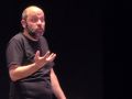Miguel Noguera, durante uno de los pasajes más solemnes y absurdos de su Ultrashow en el Teatro Compostela