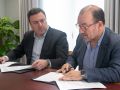 El presidente de la Diputación de A Coruña, Valentín González Formoso, y el rector en funciones de la USC, Antonio López, firman un convenio para la exhumación de víctimas del franquismo