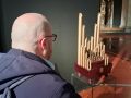 A exposición articúlase arredor dunha instalación mecánica e pezas musicais creadas a partir de gravacións de campo adaptadas ao órgano histórico do espazo
