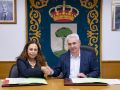 Mar Medeiros y el alcalde, Manuel Taboada Vigo, en la firma del convenio