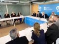 A Coruña y Vigo incorporarán profesores asociados para avanzar en la descentralización de Medicina Los conselleiros de Salud y Educación con el decanato de las tres universidades en la reunión