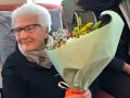 La poeta Filomena Fraga con el ramo de flores que le regaló el concello