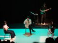 O elenco de ‘Contra Ana’ durante unha das súas representacións, unha proposta escénica que combina teatro físico e relato autobiográfico