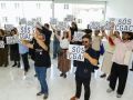 La protesta contra la nueva directora del CGAC llega al museo durante una visita del conselleiro de Cultura Miembros de la asociación cultural Vegliota protestan esta mañana por “la pérdida total de independencia” del CGAC, tras la decisión de la Xunta de nombrar como nueva directora a Eva López Tarrío