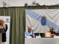 A autora na palestra recolle o premio da obra gañadora, elexida entre 42 candidaturas