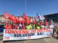 Cientos de trabajadores del metal toman Santiago para exigir desbloquear el convenio La manifestación del sector del metal recorrió este martes las calles de Santiago dentro de la segunda jornada de huelga convocada por CIG, UGT y CC.OO. para reclamar avances en la negociación del convenio colectivo