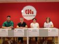 Trabajadoras del servicio de limpieza y conserjería de colegios públicos de Santiago, gestionado por la empresa Lacera, anunciaron este miércoles dos jornadas de huelga