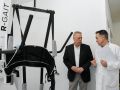 Gómez Caamaño visita la sala de neurorrehabilitación del Gil Casares