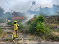 El incendio registrado en una vivienda próxima al CEIP Quiroga Palacios motivó el desalojo preventivo del alumnado y la intervención de los servicios de emergencia