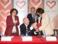 Ramiro Carregal entrega el premio a la doctora Sonia Eiras