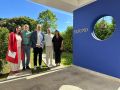 Los representantes del concello con los directores del centro