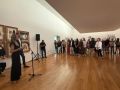 Un grupo de manifestantes protestó durante la inauguración de la exposición 'Illa Ignorada' en el CGAC para mostrar su rechazo al nombramiento de Eva López Tarrío como directora del centro