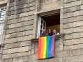 IMG-Mercedes Rosón, Gonzalo Muíños e Mila Castro desde a xanela do despacho das Non Adscritas coa bandeira LGTBIQ+