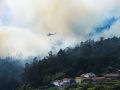 Los servicios de extinción trabajan en el incendio de Padrón