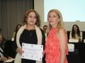 Eva Yebra-Pimentel recogiendo el premio de UPDG con la presidenta del Colexio, Esther Amaro