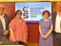 A alcaldesa de Santiago, Goretti Sanmartín, xunto á concelleira de Deportes, Pilar Lueiro, e representantes do Eixo Atlántico durante a presentación