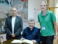 'Manolofest' en Compostela: a USC celebra o 70 aniversario de Manuel Ladra cun encontro internacional de álxebra O profesor Efim Zelmanov asinou no libro de honra en presenza do decano Alberto Cabada (á esquerda) e do profesor Manuel Ladra