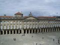 O Consorcio de Santiago vén de adxudicar as obras de rehabilitación da fachada norte do Pazo de Raxoi, unha actuación orientada a mellorar a conservación do inmoble e a súa eficiencia enerxética