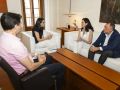 La rectora de la USC, Rosa Crujeiras, y la secretaria xeral del PPdeG, Paula Prado, analizaron cuestiones como la financiación universitaria, la vivienda y el futuro del sistema universitario gallego