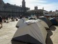 Los jóvenes acampados en O Obradoiro anuncian que mantendrán la protesta por la vivienda Santiago se suma a las acampadas por la vivienda desde la plaza del Obradoiro