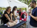 ZARAGOZA, 29/09/2026.- Médicos voluntarios de la Sociedad Española de Médicos Generales y de Familia explican a una mujer cómo hacer una reanimación cardiopulmonar (RCP) en una carpa instalada en una calle zaragozana con motivo del Día Mundial del Corazón. En España se producen alrededor de 26.800 muertes anuales por enfermedades isquémicas del corazón (como el infarto agudo de miocardio), según datos del INE. EFE/Javier Cebollada
