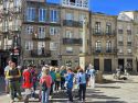 Turistas en la plaza de Cervantes, en el casco histórico de Compostela