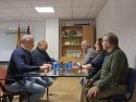 Imagen de la reunión entre los representantes de JuntosPolGC y Vox