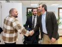 El presidente de JuntosPolGC y agente de la Policía Nacional destinado en Santiago de Compostela, Martín Rodríguez, saluda al conselleiro de presidencia, Diego Calvo, instantes antes de la reunión