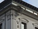 La plancha pende de la azotea del edificio del Valedor do Pobo, junto al Parlamento de Galicia