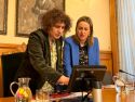 La alcaldesa de Santiago, Goretti Sanmartín, y la portavoz del gobierno municipal, Míriam Louzao, en el pleno celebrado en el Pazo de Raxoi