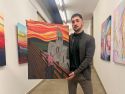 Deiviz Kostoya junto a su obra 'O berro do Porco'