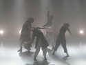 A peza, interpretada por catro bailaríns, propón un ritual contemporáneo que conecta coas tradicións e os ciclos da vida a través do movemento