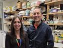 La líder del proyecto, María Jesús González, junto al investigador Daniel Drucker