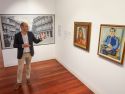El comisario, Diego Gascón, presentó en el Centro Obra Social Abanca la exposición 'Pintura escrita. Arte e literatura. Colección Abanca' @EFE Xoán Rey (1)
